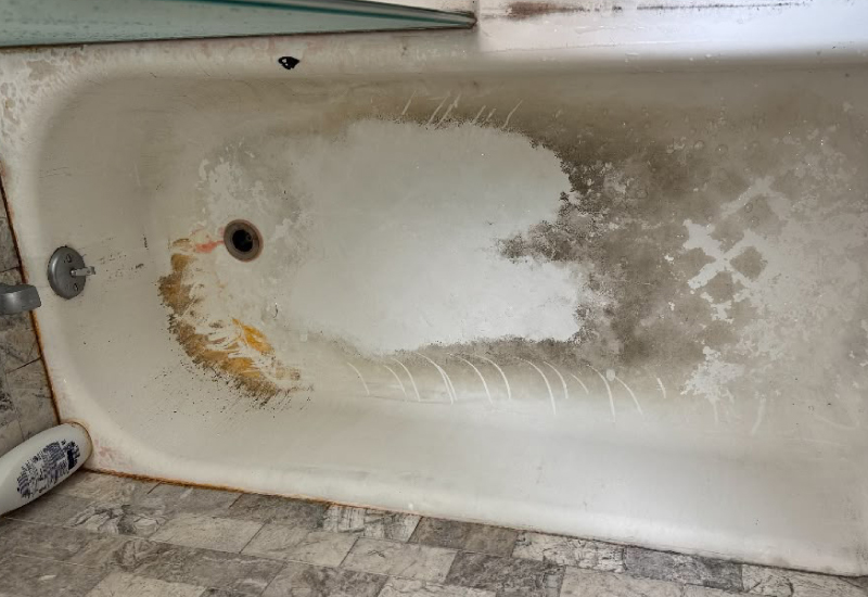 Bathtub before cleaning